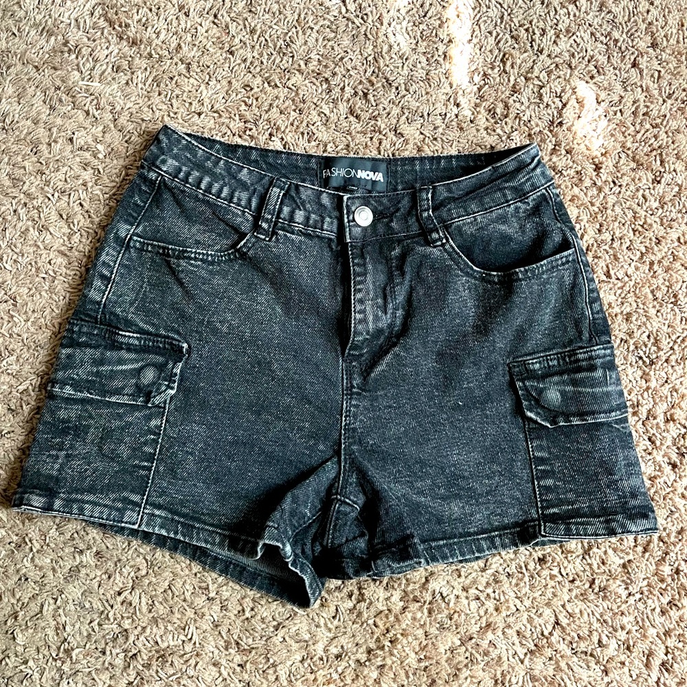 Fashion Nova cargo shorts🖤size:3